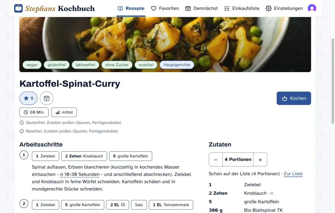 The recipe page of Kartoffel-Spinat-Curry: tags for vegan, glutenfrei, laktosefrei, ohne Zucker and nussfrei, 60 minutes, medium, then numbered steps with their ingredients as chips and, on the right, the ingredient list with a portion counter.
